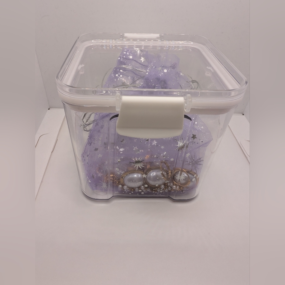 Jewelry Box With 5 Different Jewelry Pieces. New Without Tags